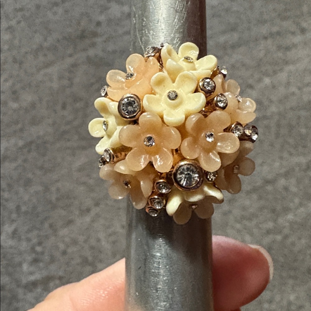 VINTAGE CLUSTERED PINK AND TAN ACRYLIC RHINESTONE ROSE-TONE LARGE SIZE 6 RING - Picture 5 of 10